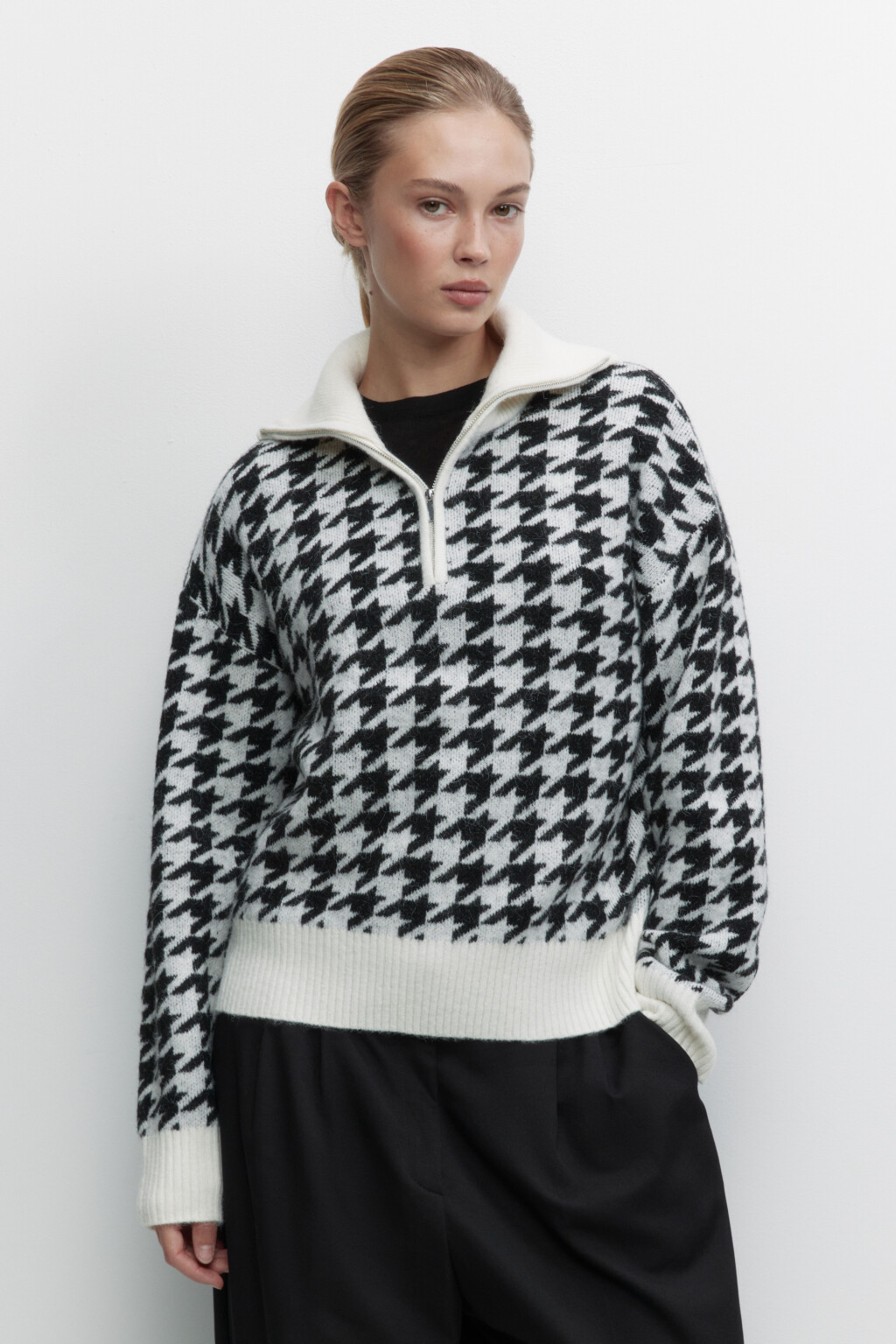 Свитер вязаный с принтом гусиная лапка - цвет белый - 2