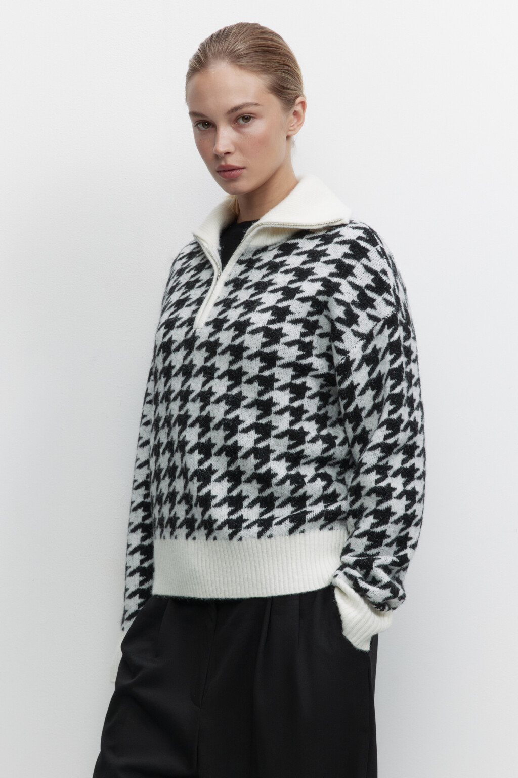 Свитер вязаный с принтом гусиная лапка - цвет белый - 3