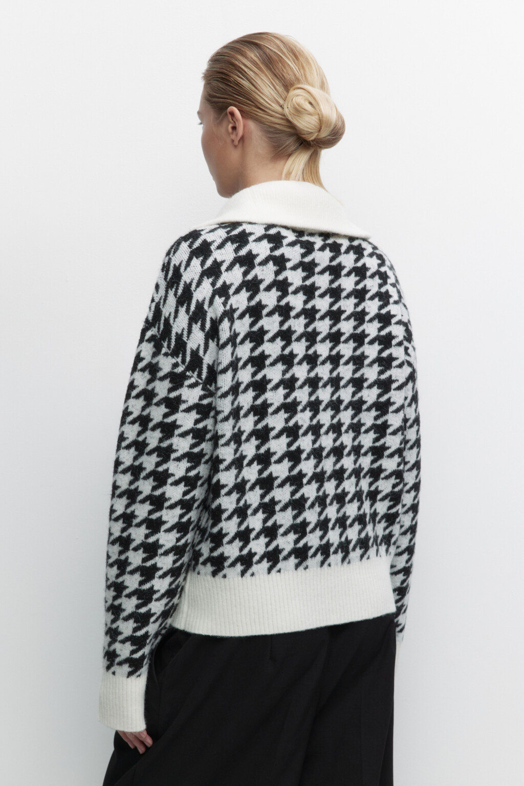 Свитер вязаный с принтом гусиная лапка - цвет белый - 4