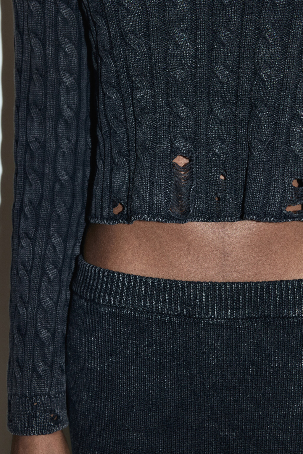 Джемпер вязаный с состаренным эффектом - цвет черный - 6