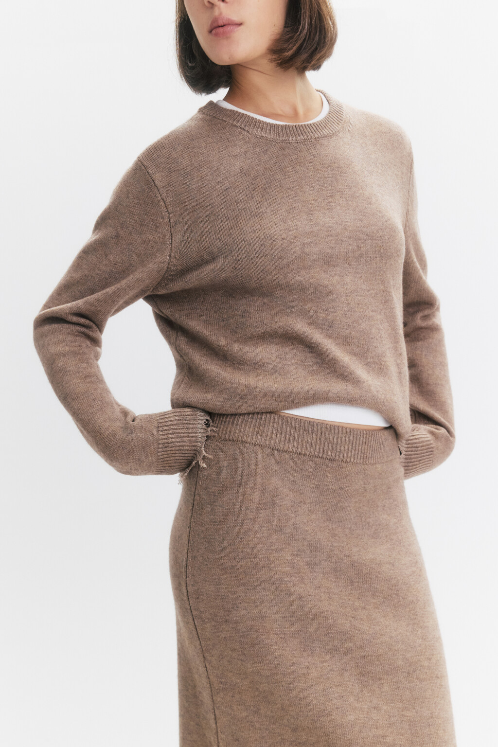 Джемпер тонкой вязки с рваными манжетами - цвет бежевый - 1