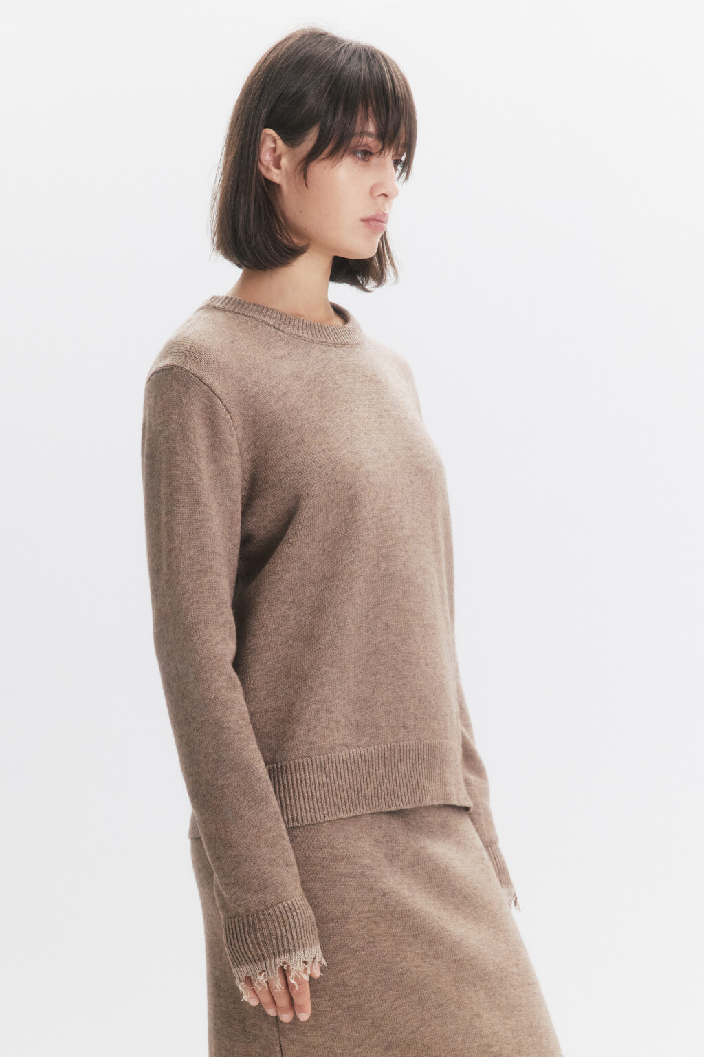 Джемпер тонкой вязки с рваными манжетами - цвет бежевый - 3