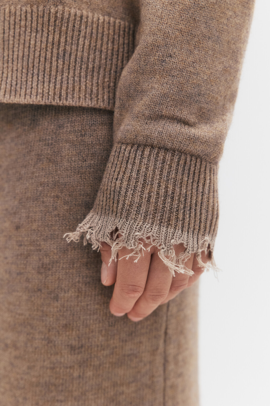 Джемпер тонкой вязки с рваными манжетами - цвет бежевый - 7