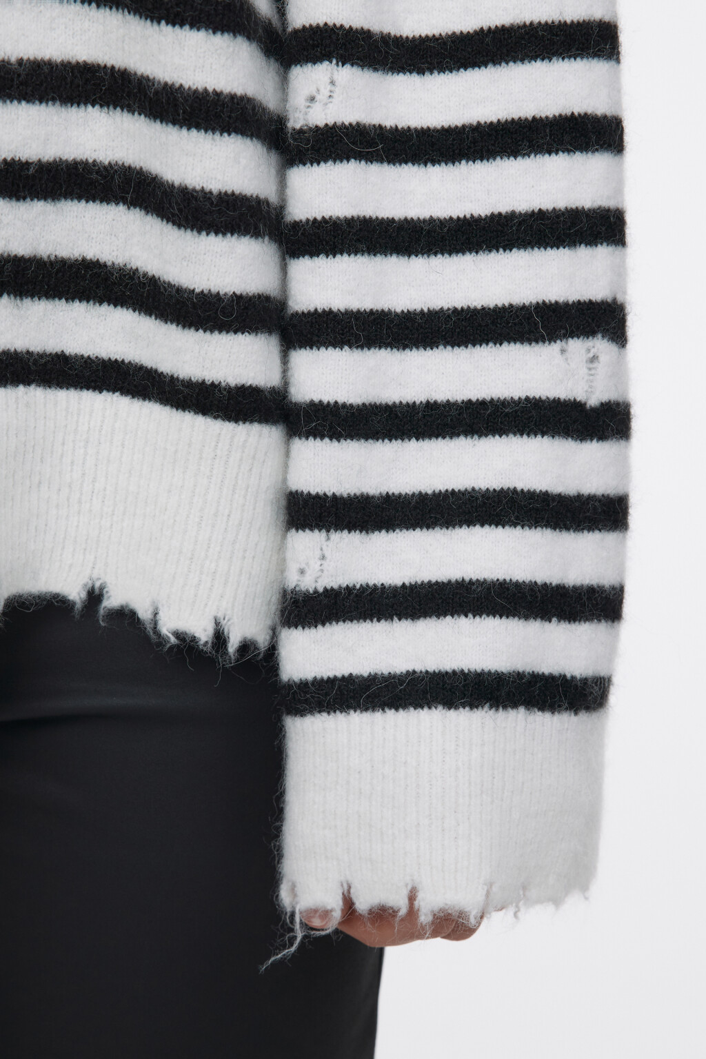 Джемпер вязаный рваный в полоску - цвет черный - 8