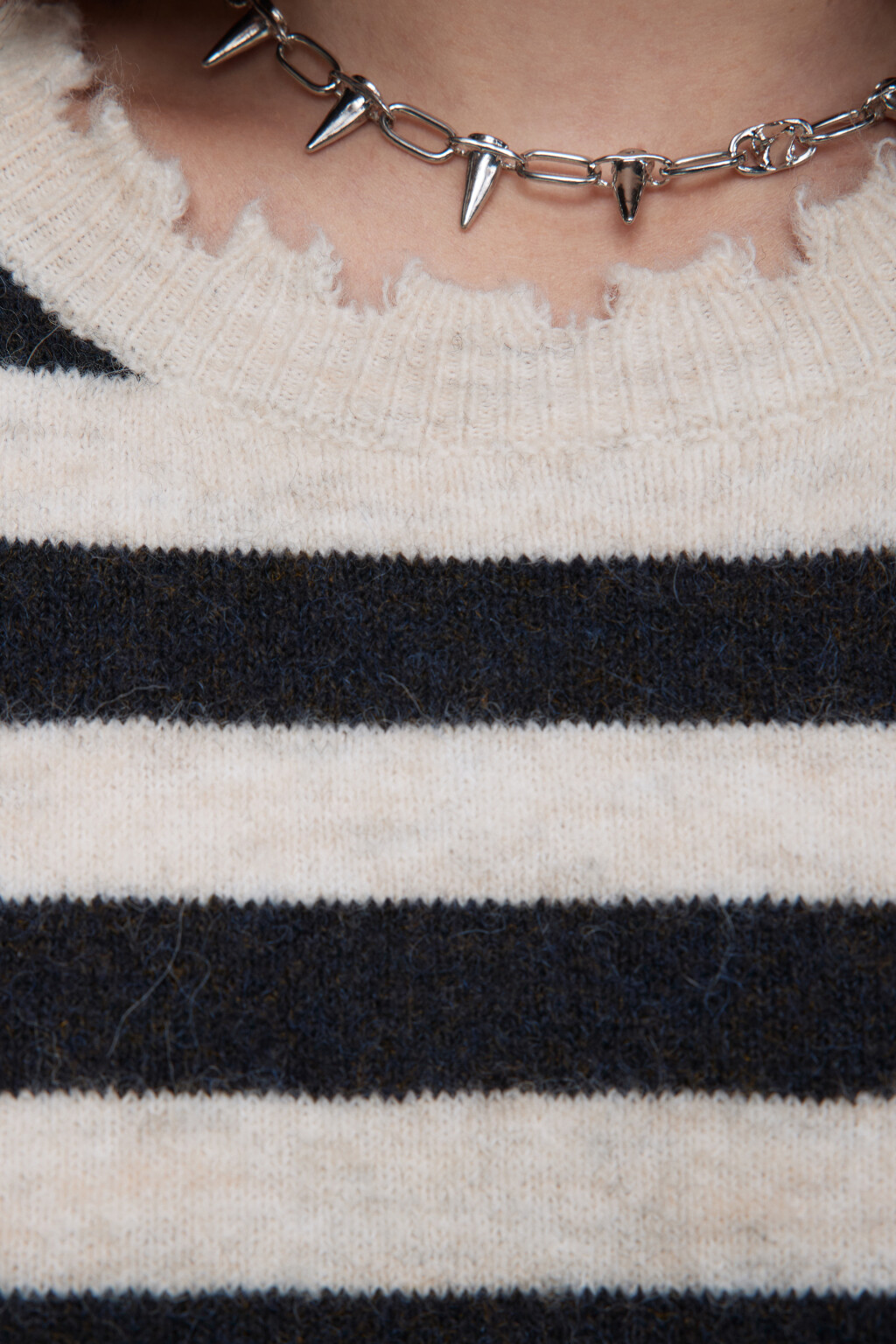 Джемпер вязаный рваный в полоску - цвет бежевый - 6