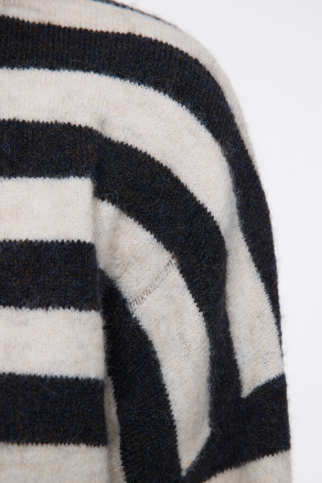 Джемпер вязаный рваный в полоску - цвет бежевый - 7