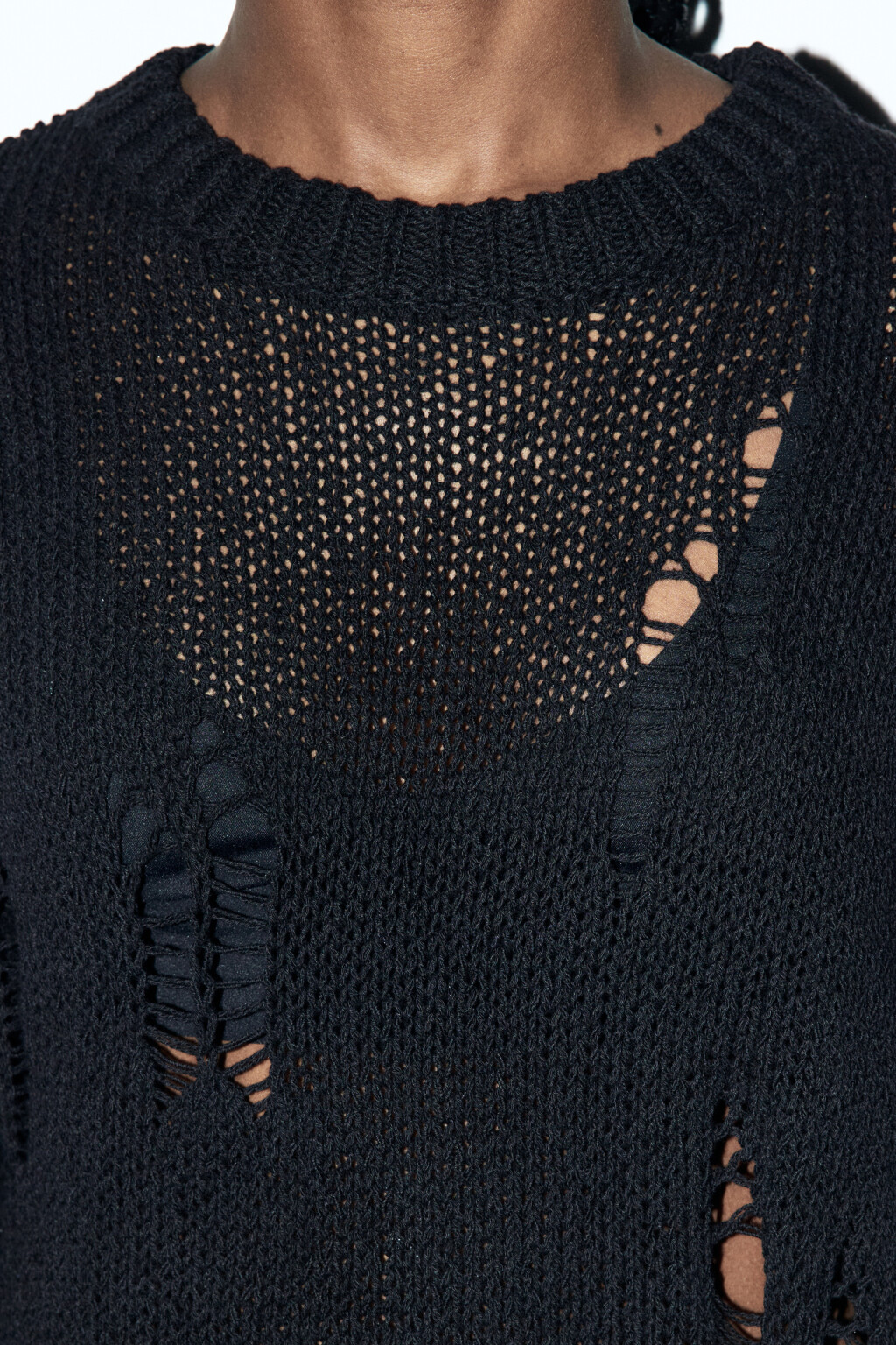 Джемпер вязаный свободный с рваниной - цвет черный - 6