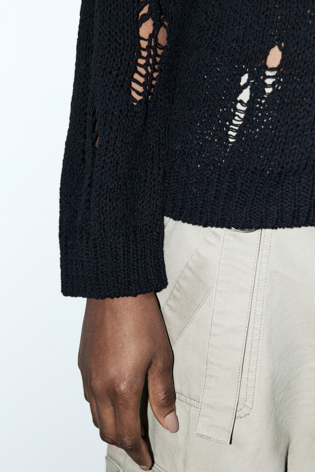 Джемпер вязаный свободный с рваниной - цвет черный - 7