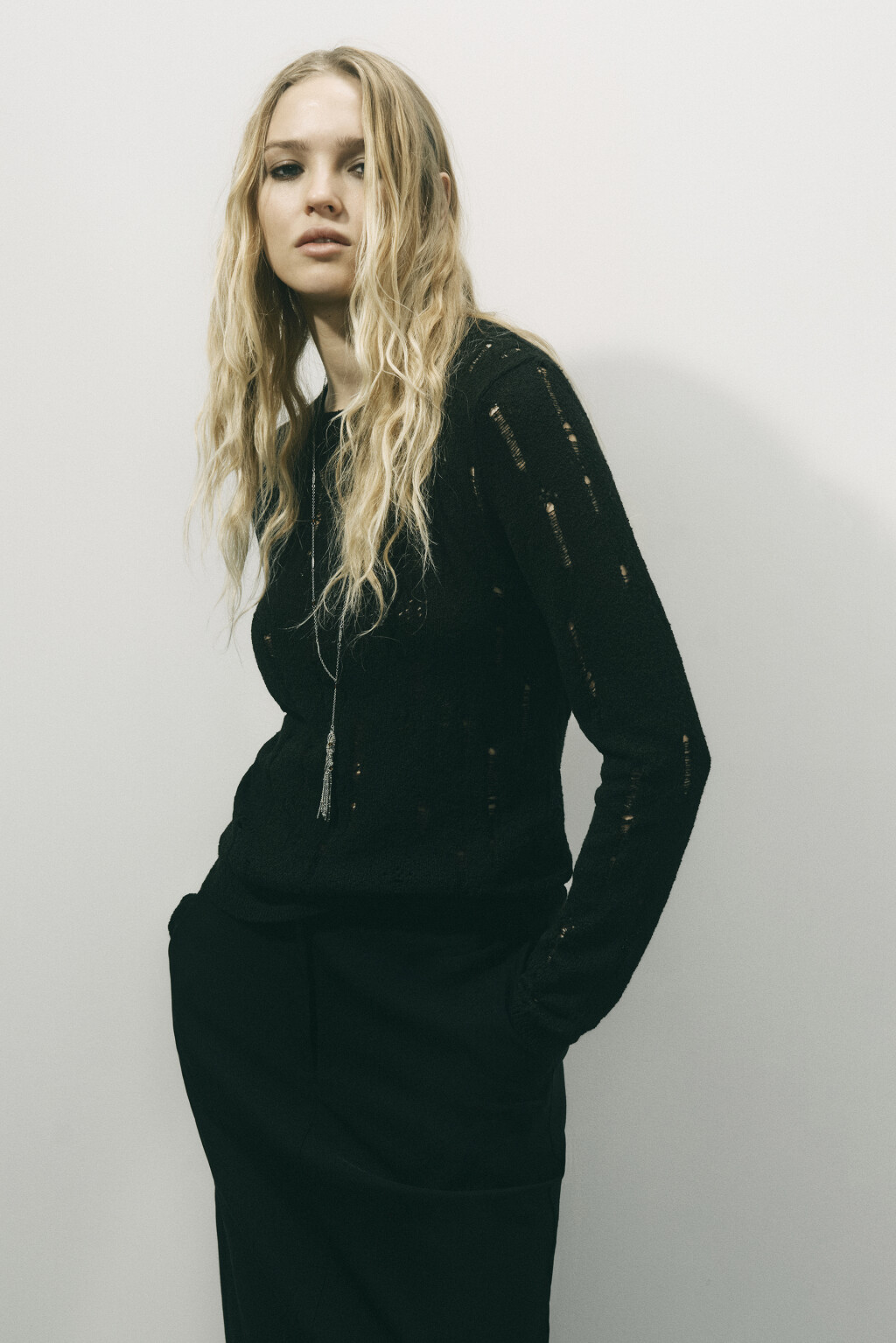 Джемпер тонкий вязаный с рваными деталями - цвет черный - 2