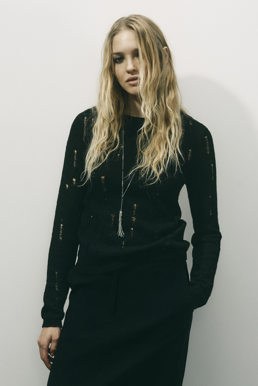 Джемпер тонкий вязаный с рваными деталями - цвет черный - 3