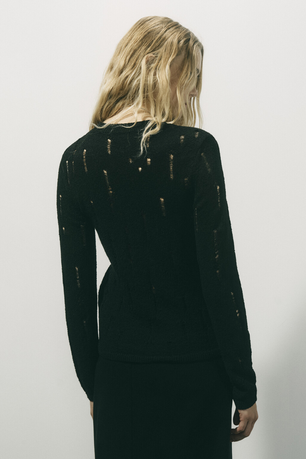 Джемпер тонкий вязаный с рваными деталями - цвет черный - 4