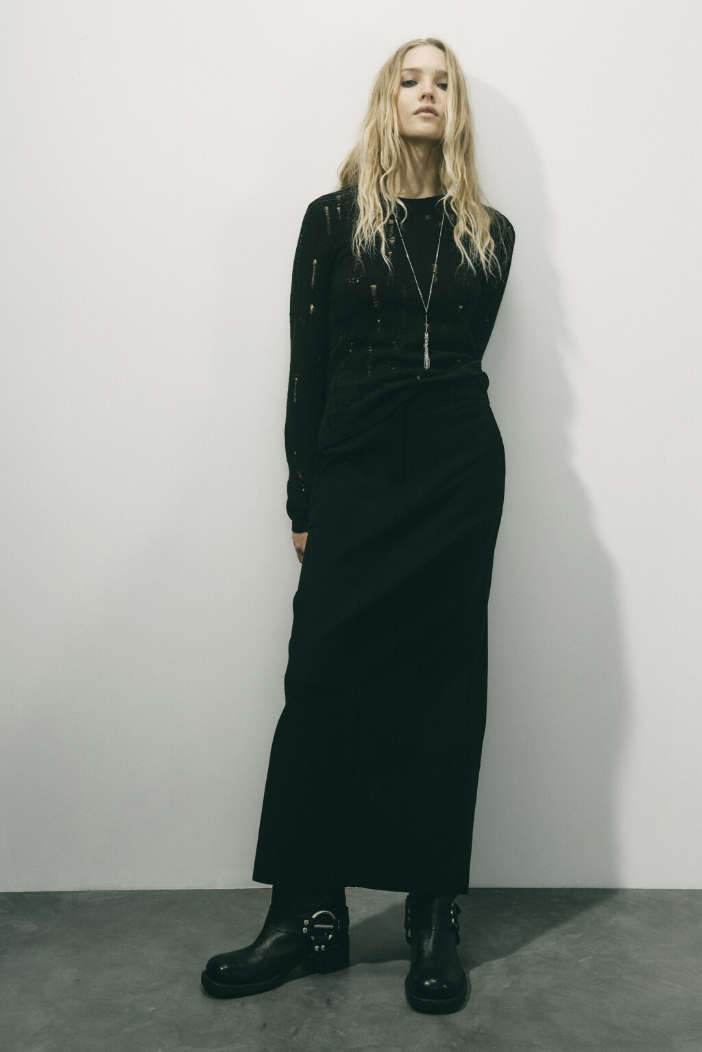 Джемпер тонкий вязаный с рваными деталями - цвет черный - 5