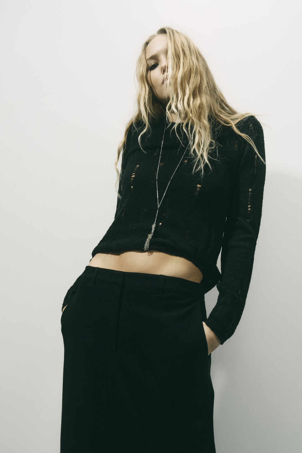 Джемпер тонкий вязаный с рваными деталями - цвет черный - 1