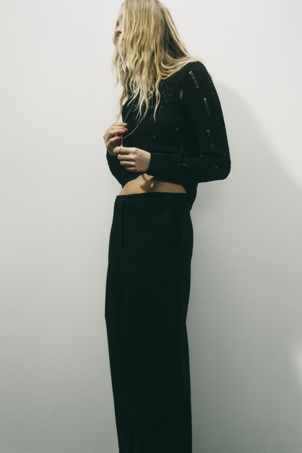 Джемпер тонкий вязаный с рваными деталями - цвет черный - 6