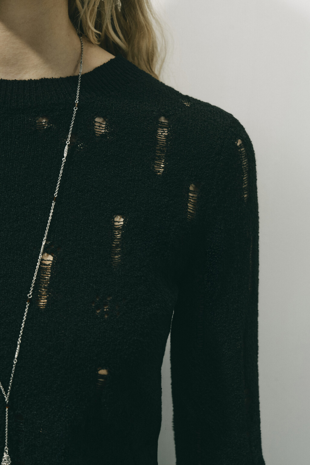 Джемпер тонкий вязаный с рваными деталями - цвет черный - 7