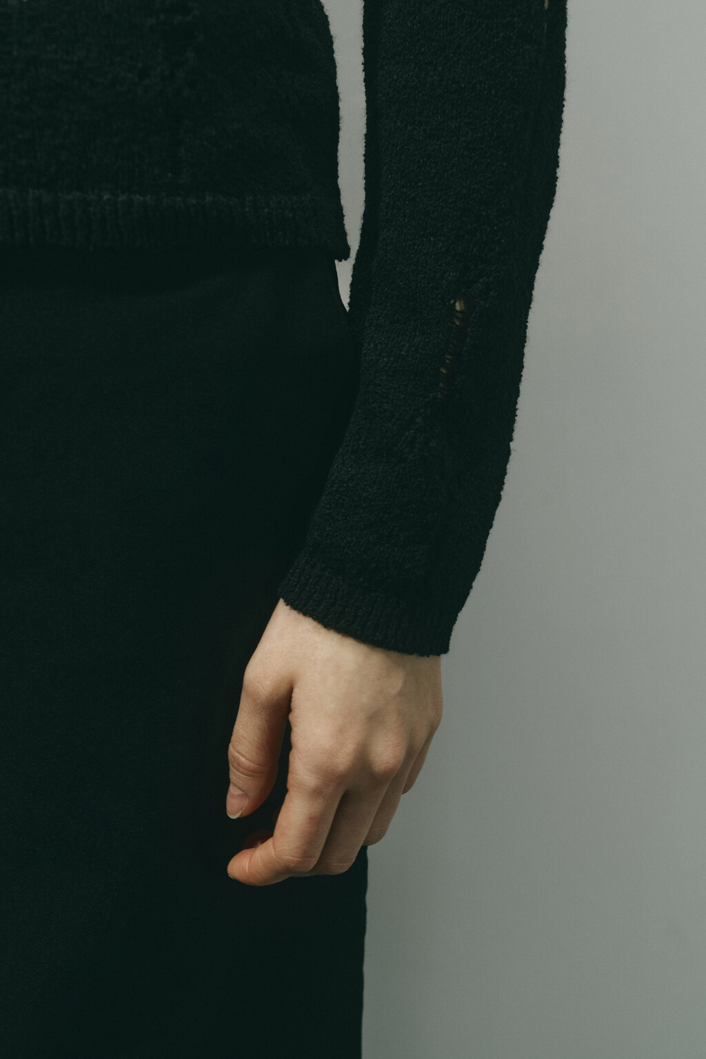 Джемпер тонкий вязаный с рваными деталями - цвет черный - 8