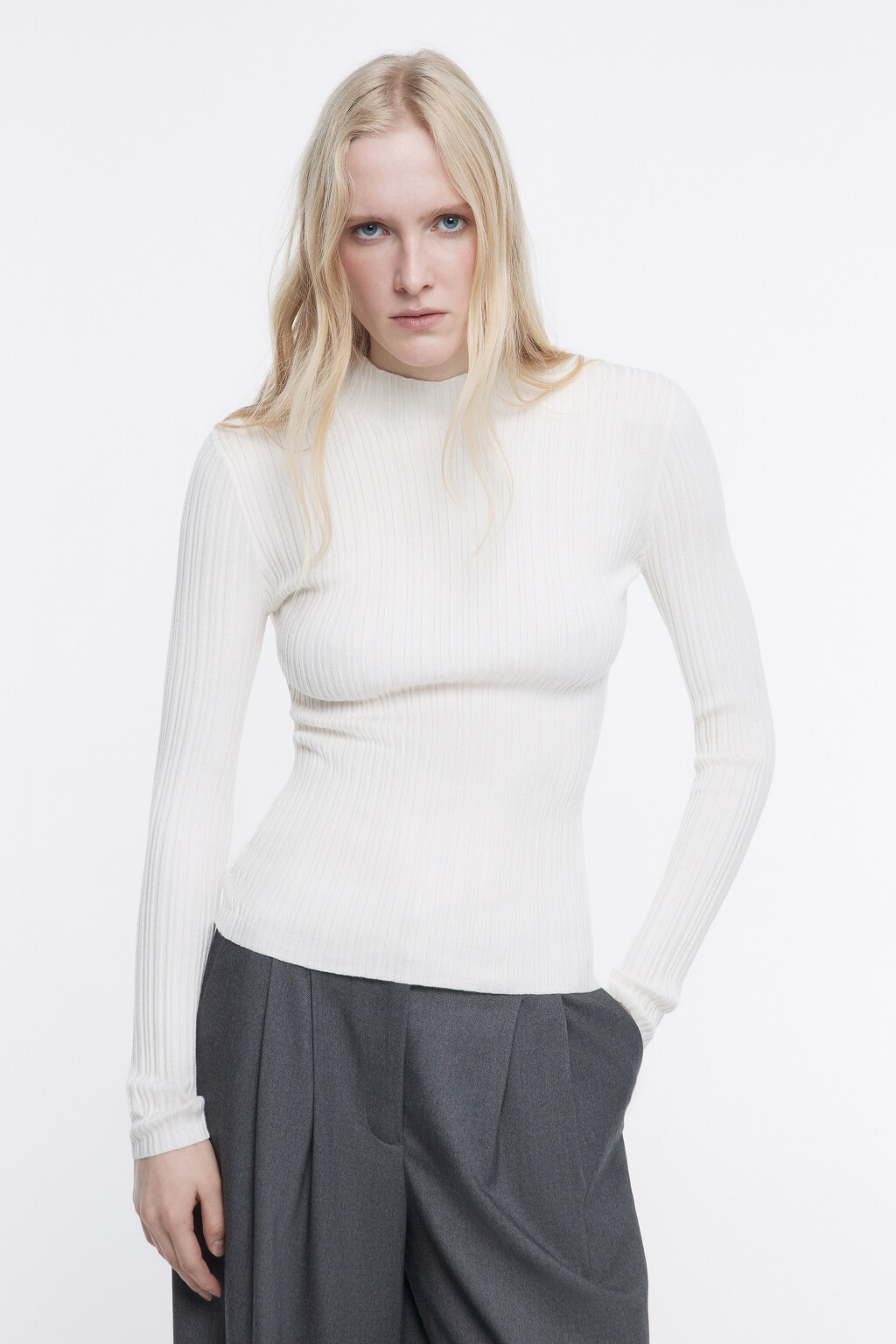 Водолазка тонкая облегающая в рубчик - цвет белый - 2