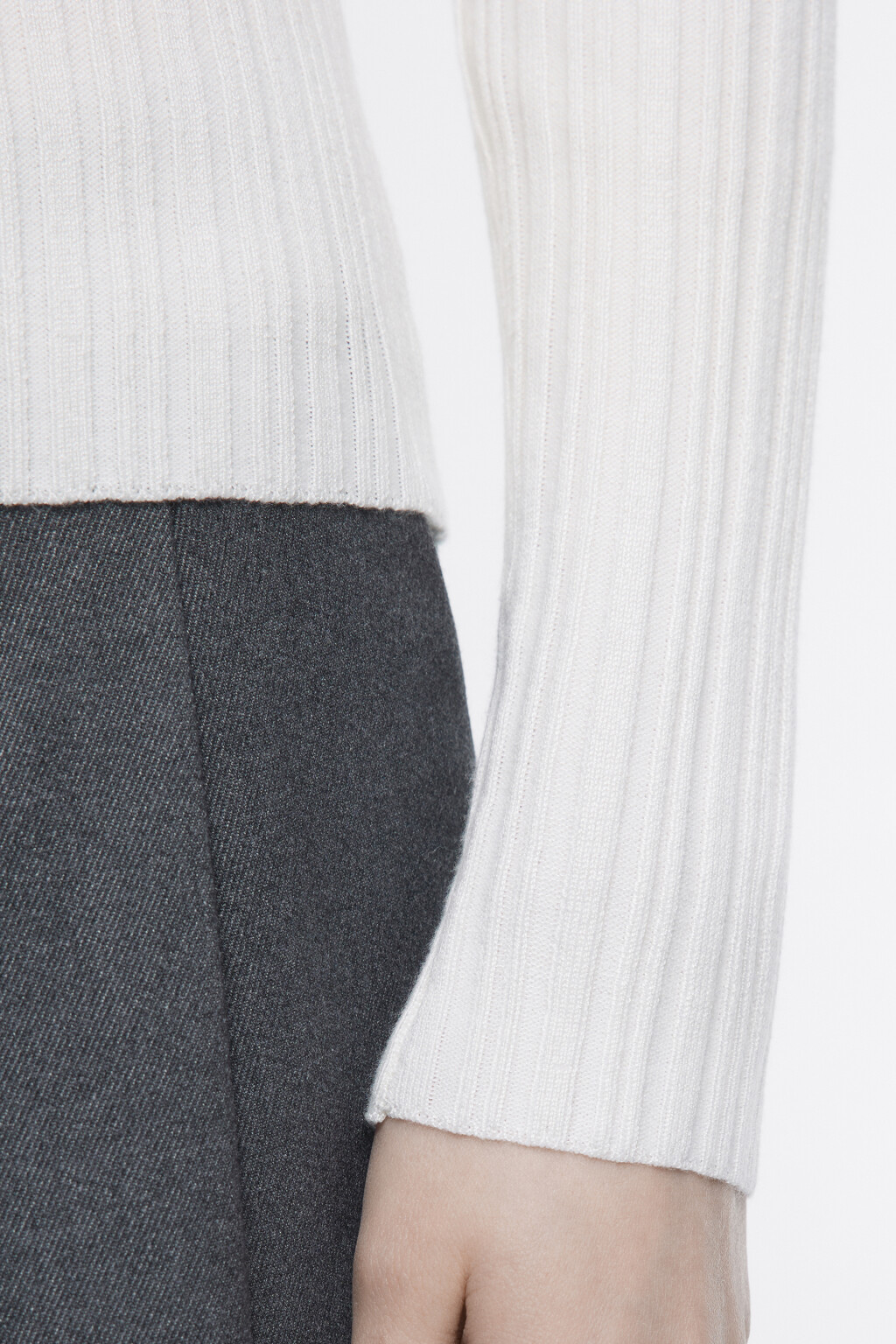 Водолазка тонкая облегающая в рубчик - цвет белый - 7