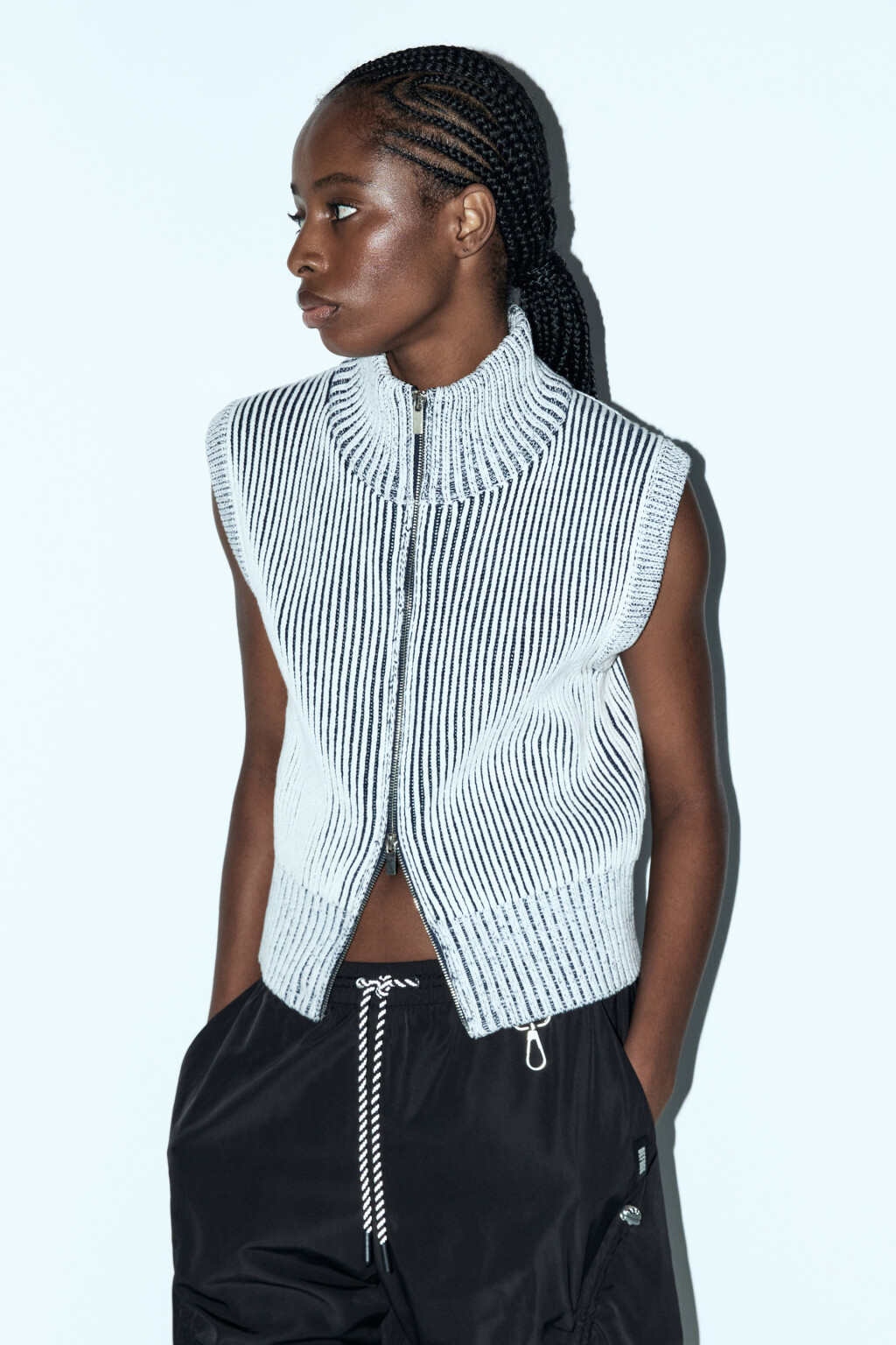 Жилет вязаный на молнии с воротником-стойкой - цвет молочный - 2