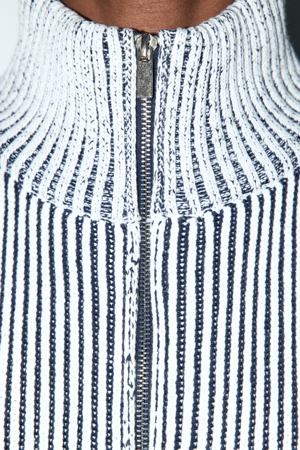 Жилет вязаный на молнии с воротником-стойкой - цвет молочный - 6