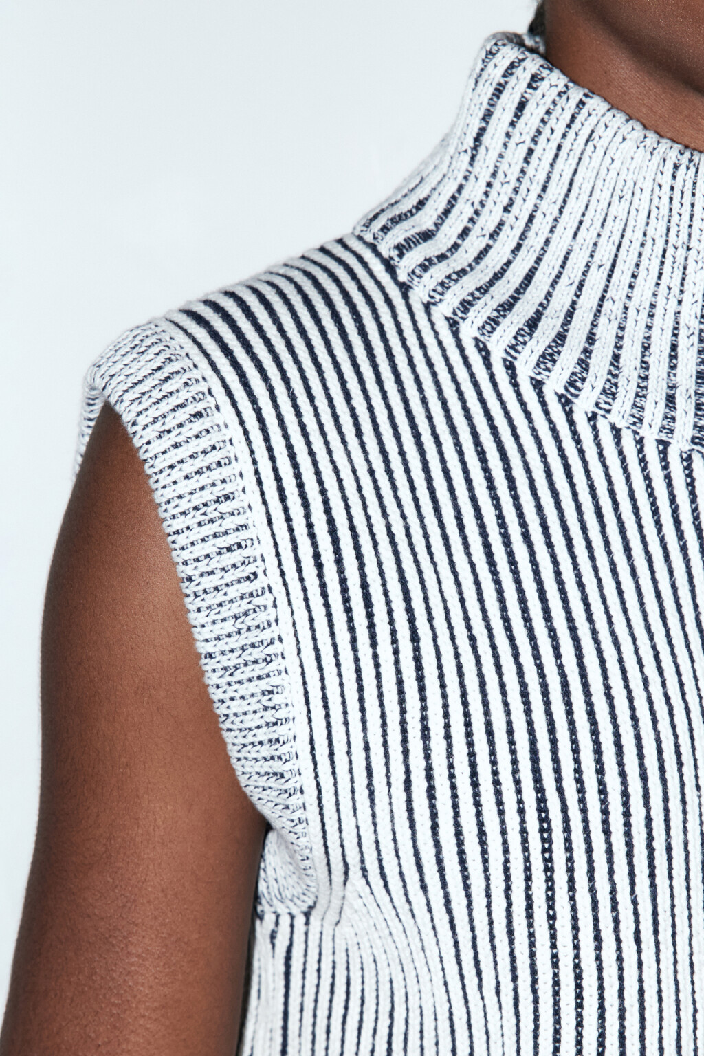 Жилет вязаный на молнии с воротником-стойкой - цвет молочный - 7