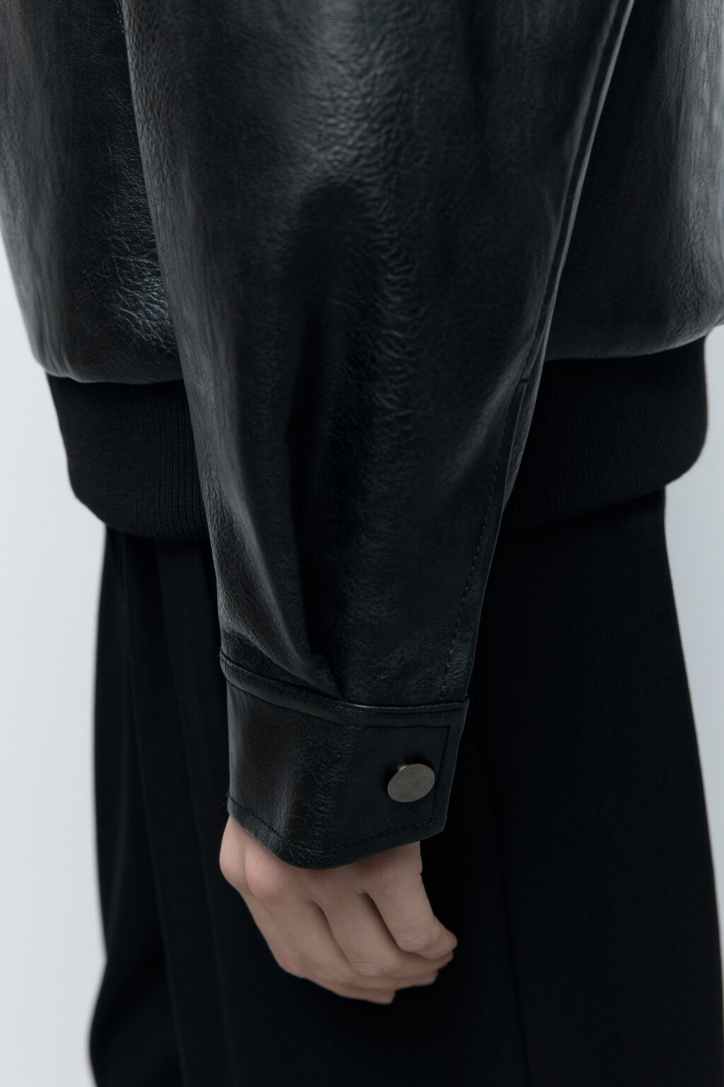 Куртка из искусственной кожи со съемной опушкой - цвет черный - 7