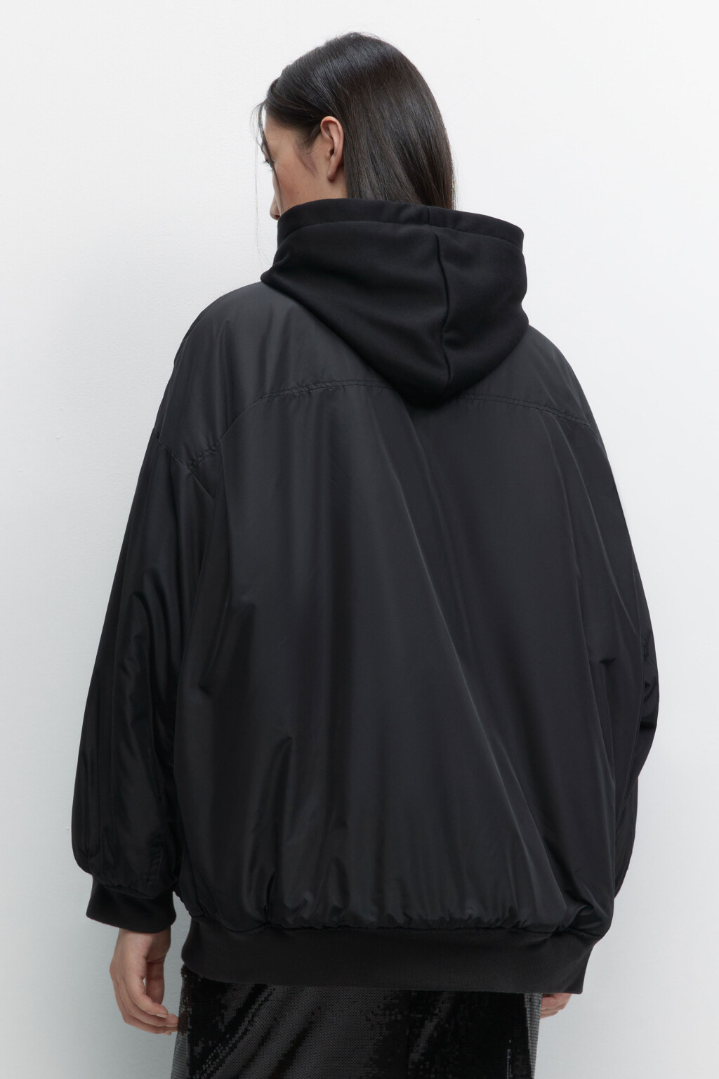 Куртка-бомбер oversize с трикотажным капюшоном - цвет черный - 4