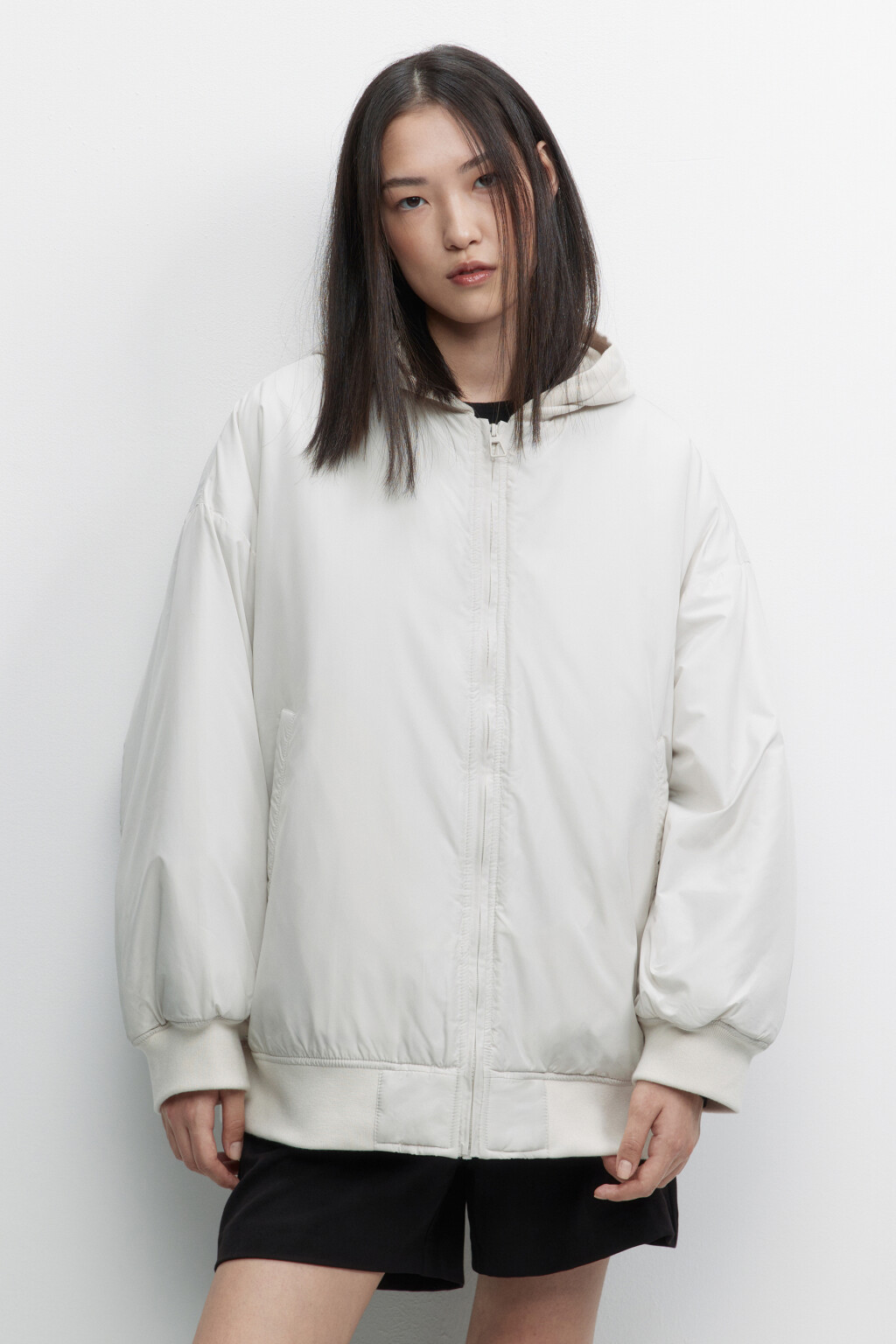 Куртка-бомбер oversize с трикотажным капюшоном - цвет молочный - 2