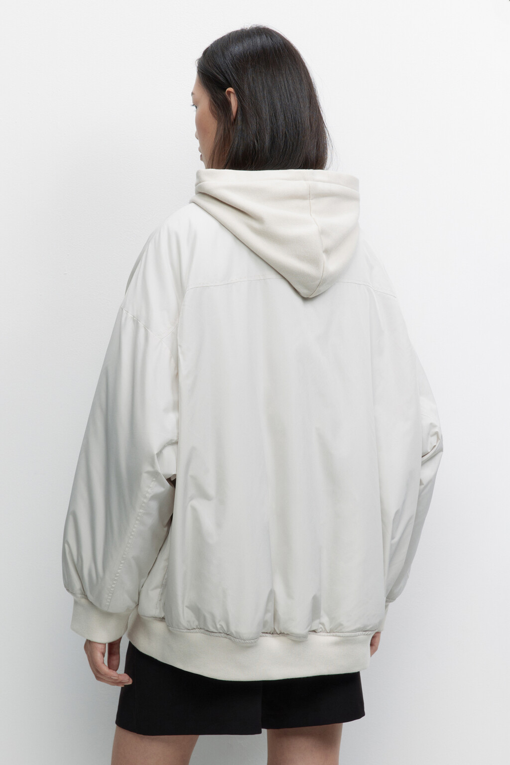 Куртка-бомбер oversize с трикотажным капюшоном - цвет молочный - 4