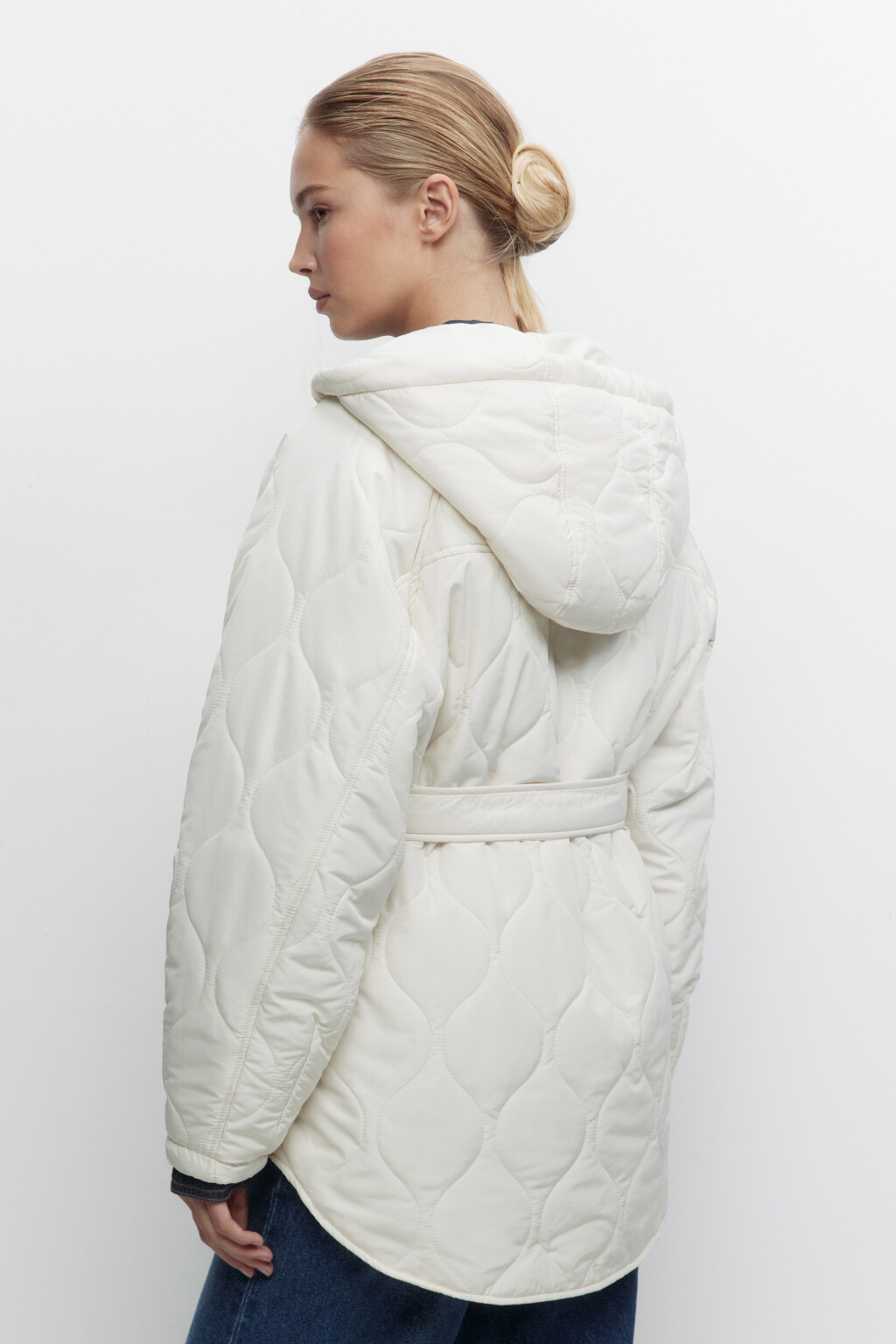 Куртка-парка стеганая с капюшоном и поясом - цвет молочный - 4