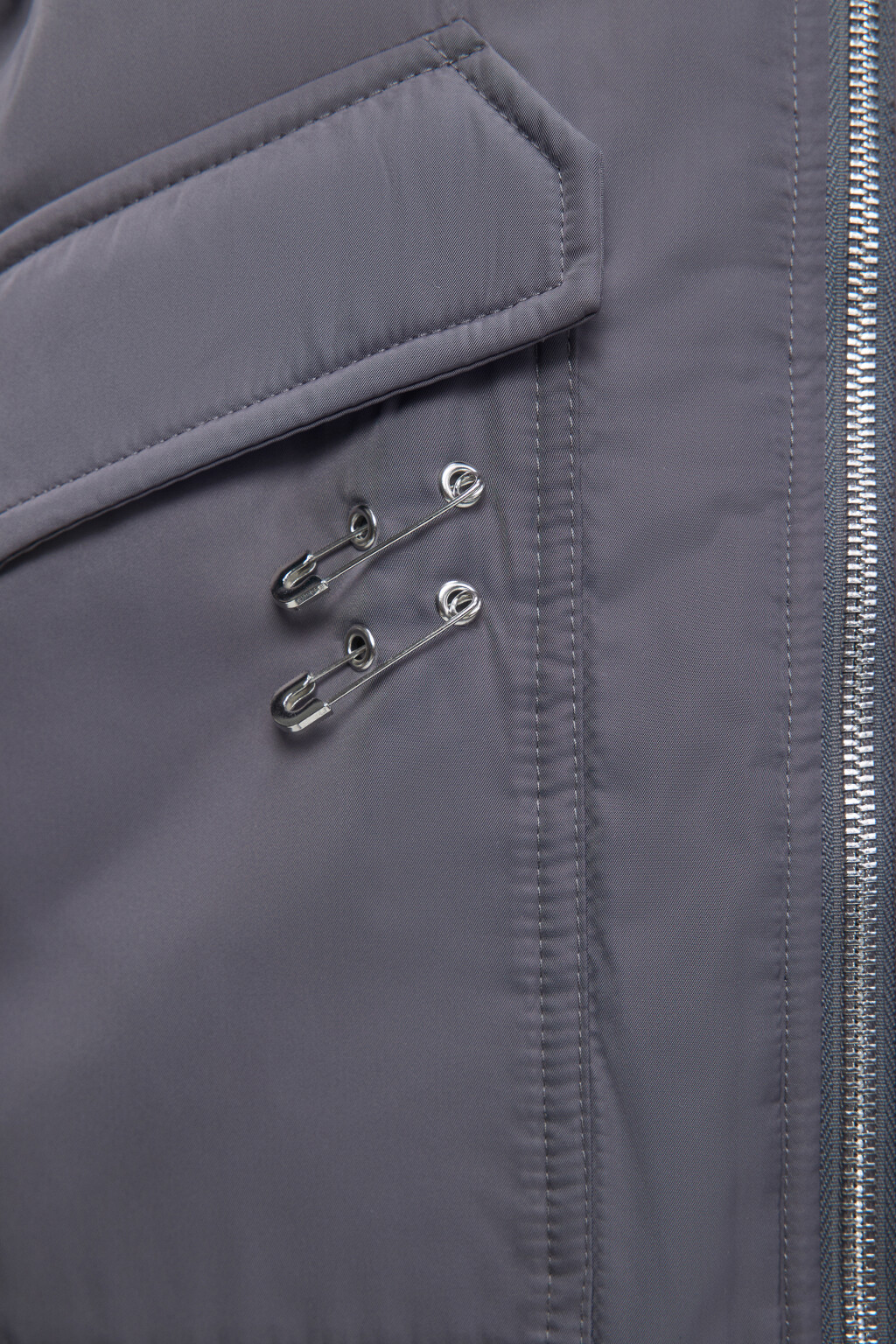 Куртка-бомбер с булавками и принтом - цвет серый - 8