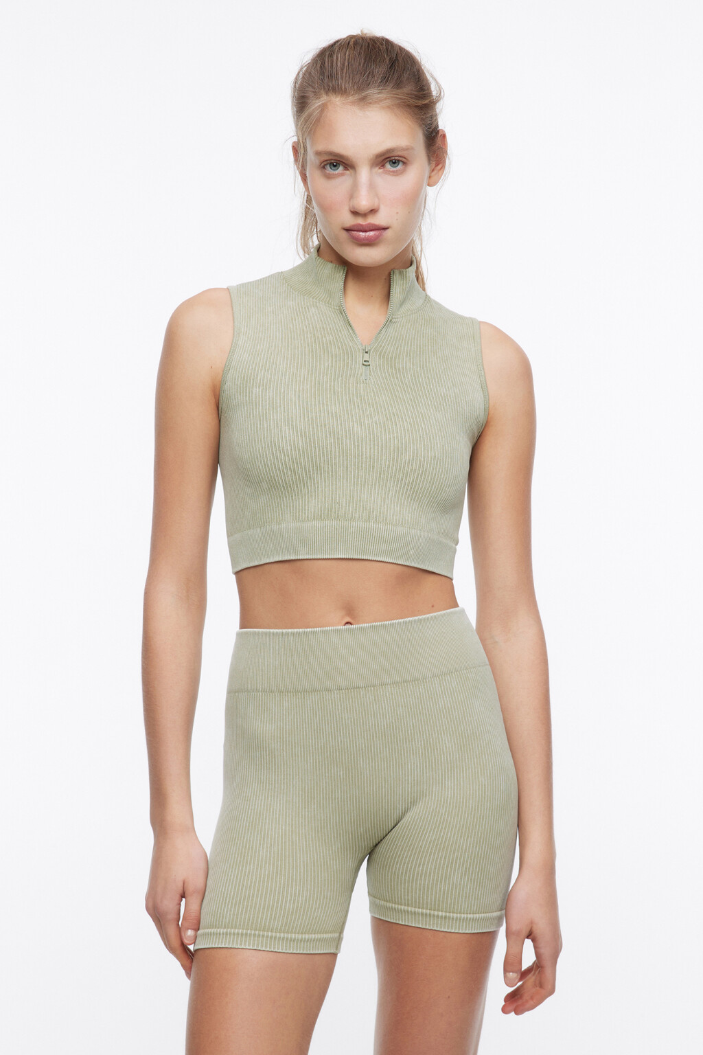 Топ спортивный с воротником-стойкой на молнии - цвет зеленый - 2