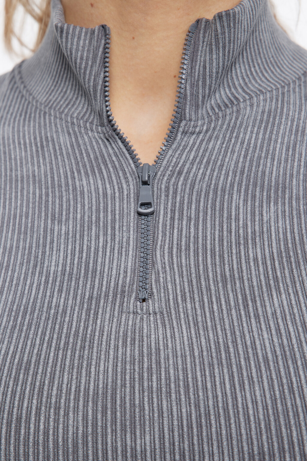 Топ спортивный с воротником-стойкой на молнии - цвет серый - 6