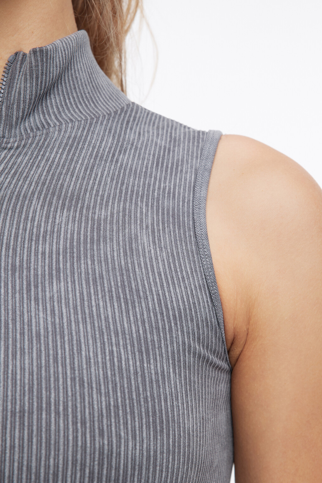 Топ спортивный с воротником-стойкой на молнии - цвет серый - 7