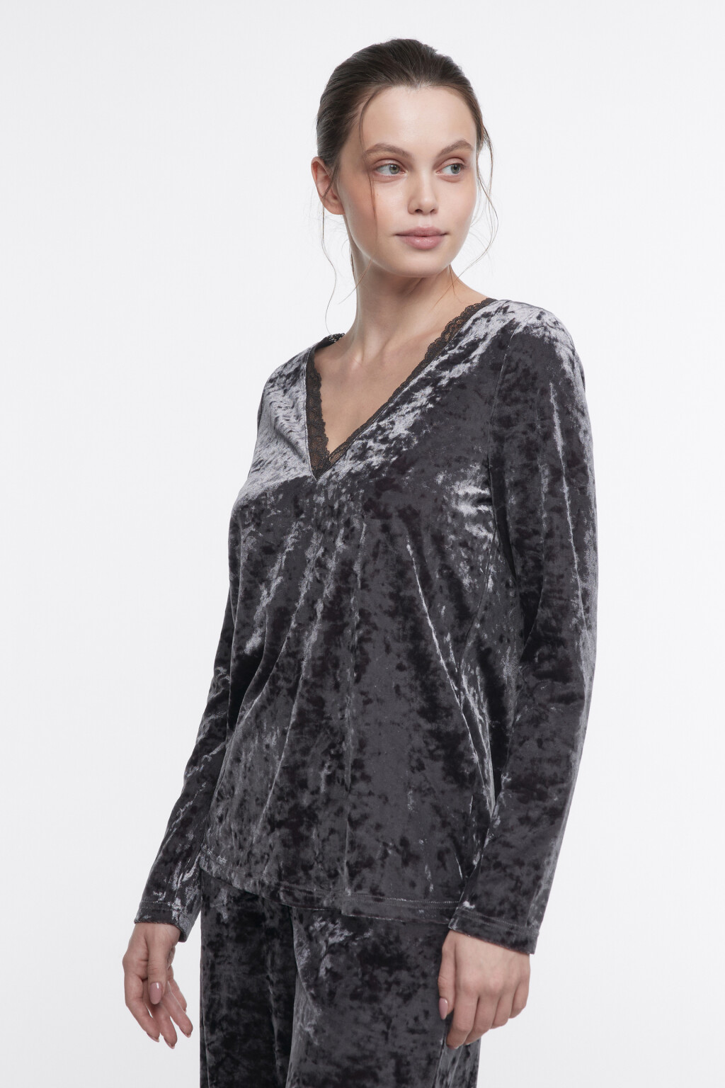 Лонгслив домашний бархатный с кружевом - цвет серый - 2