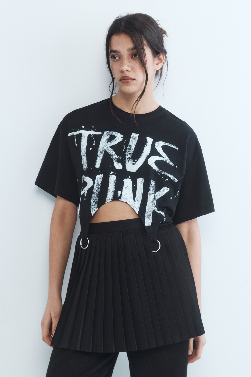 Футболка укороченная с декоративными кольцами - цвет черный - 3