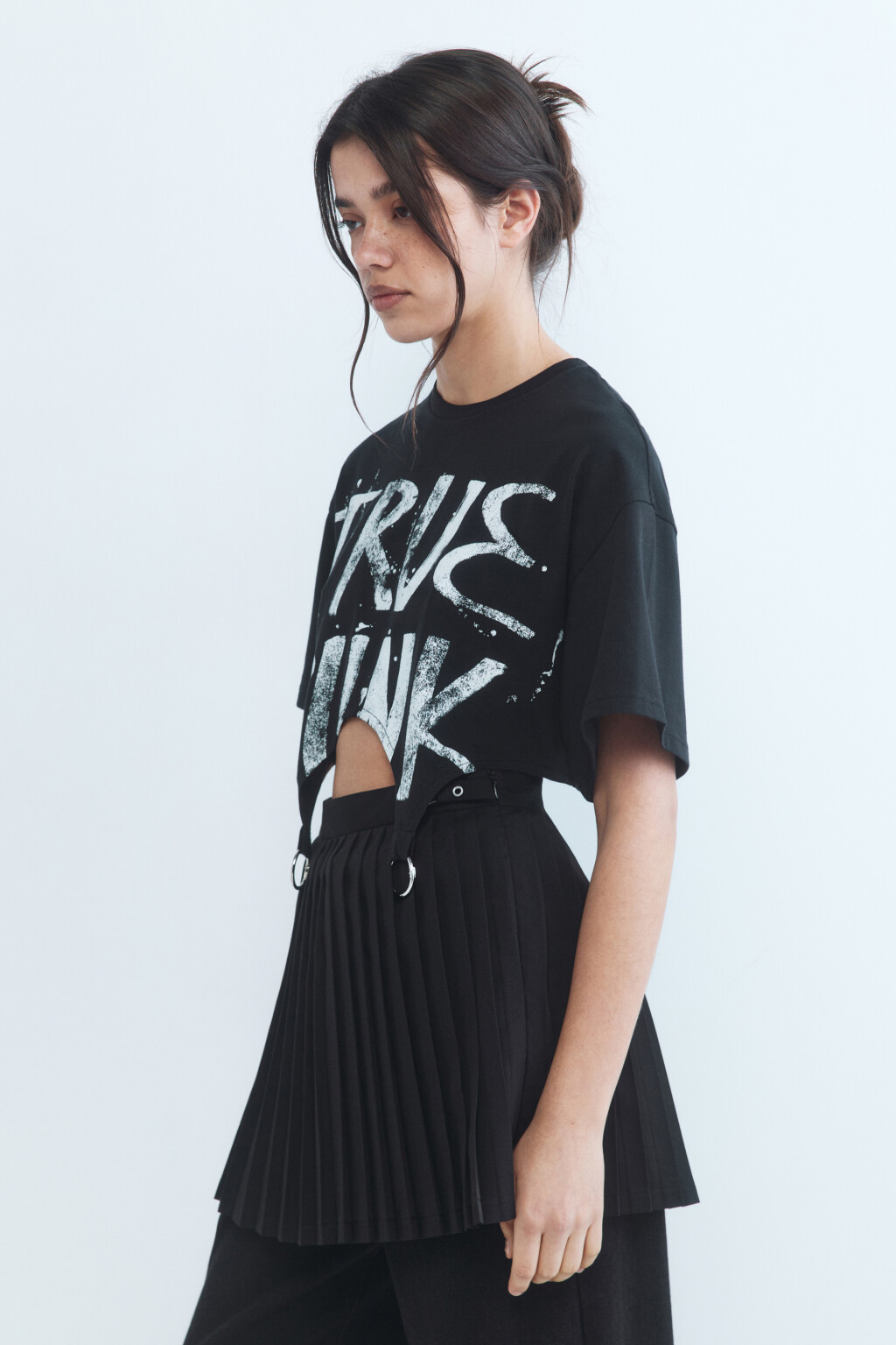 Футболка укороченная с декоративными кольцами - цвет черный - 4