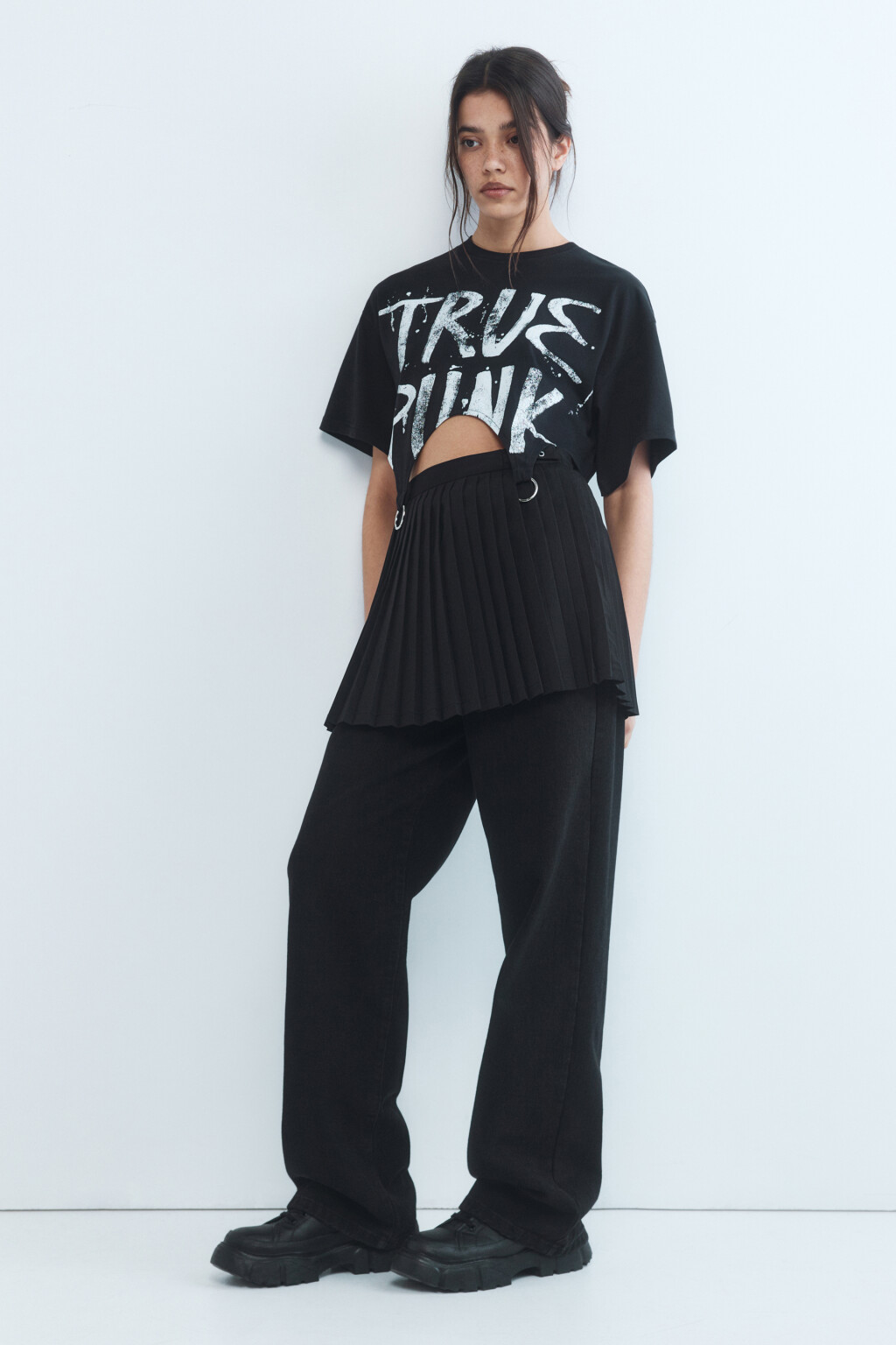 Футболка укороченная с декоративными кольцами - цвет черный - 1