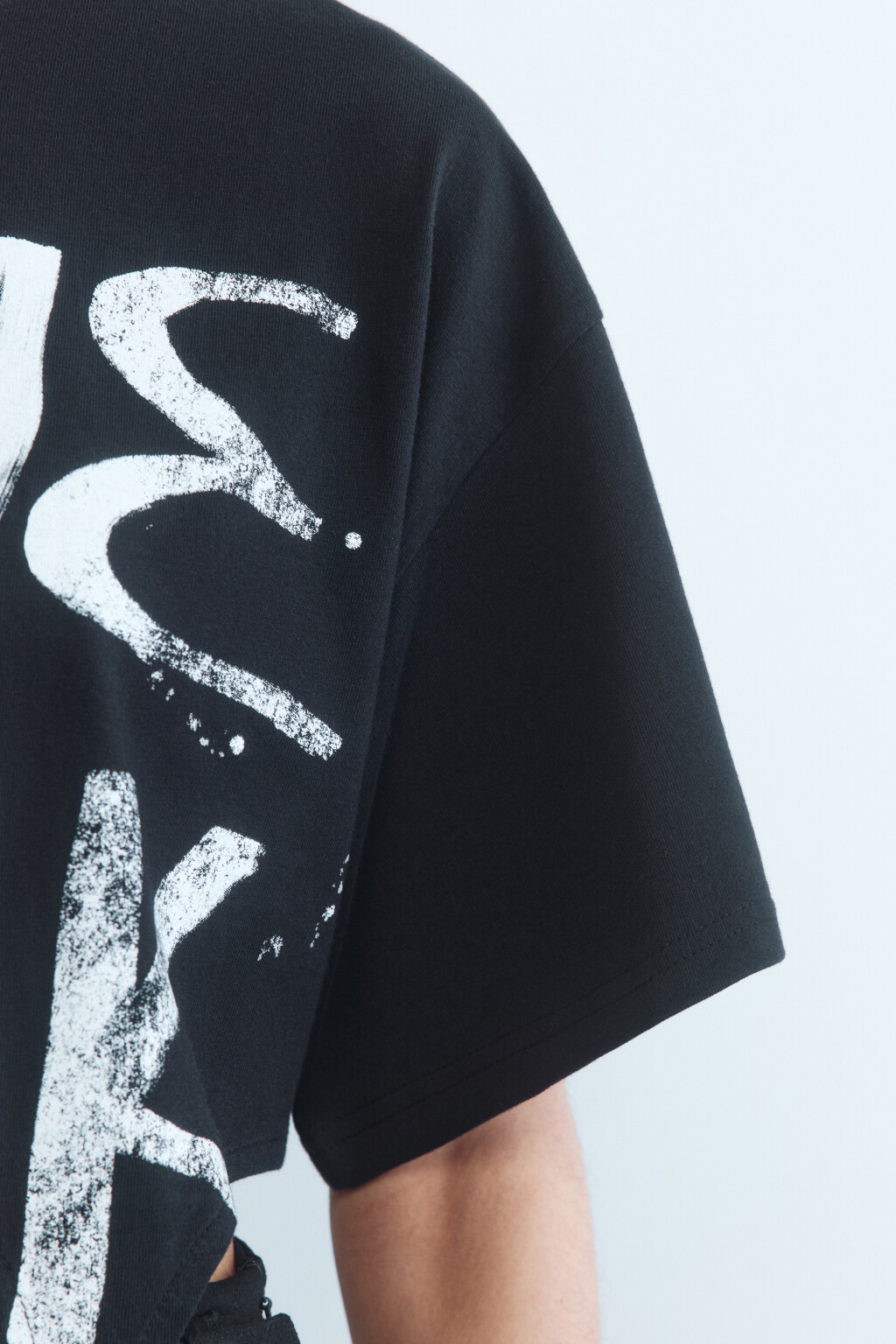 Футболка укороченная с декоративными кольцами - цвет черный - 7