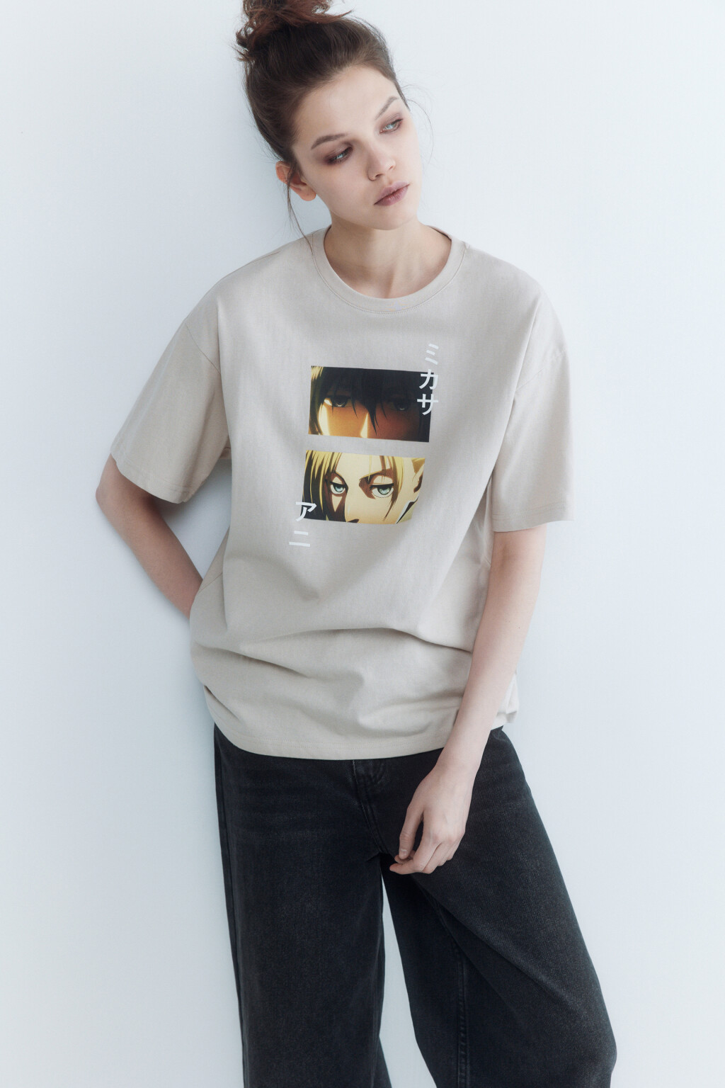 Футболка oversize с принтом Атака титанов - цвет бежевый - 2