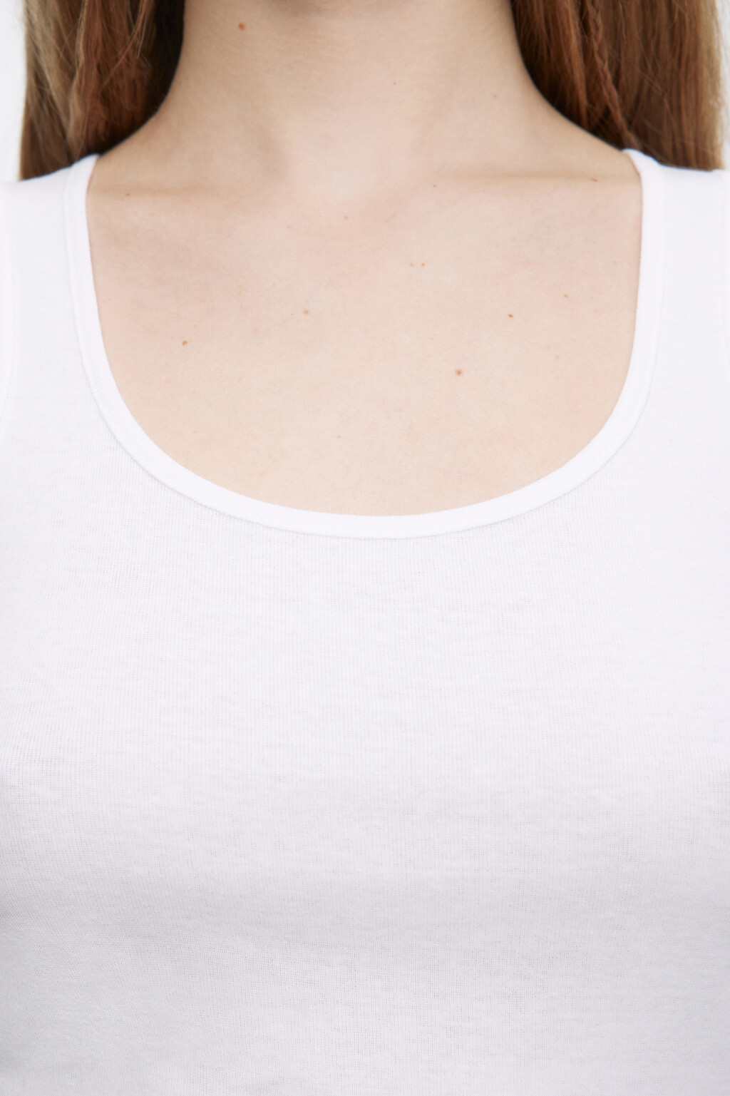 Майка хлопковая на широких бретелях - цвет белый - 6