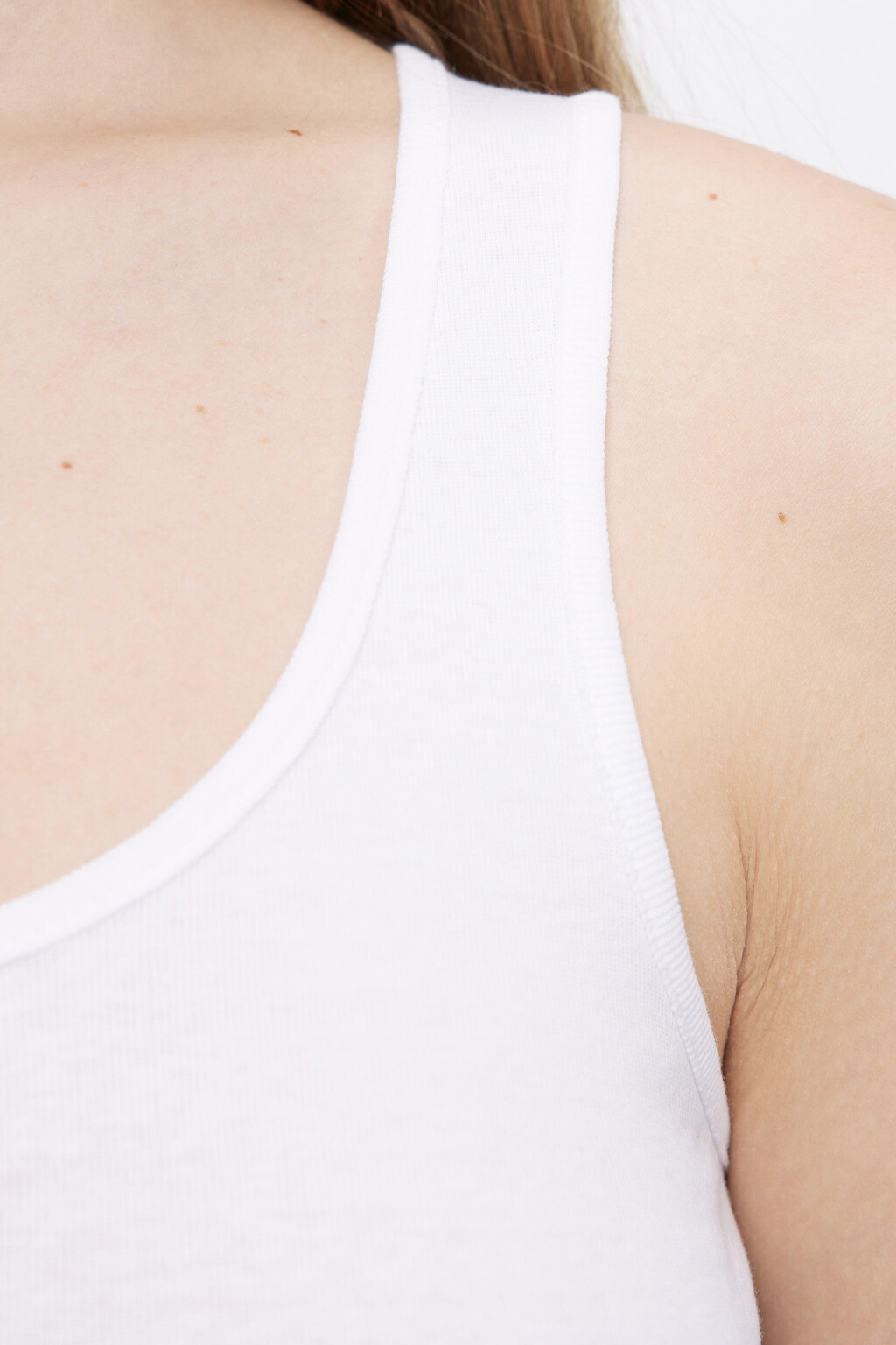 Майка хлопковая на широких бретелях - цвет белый - 7