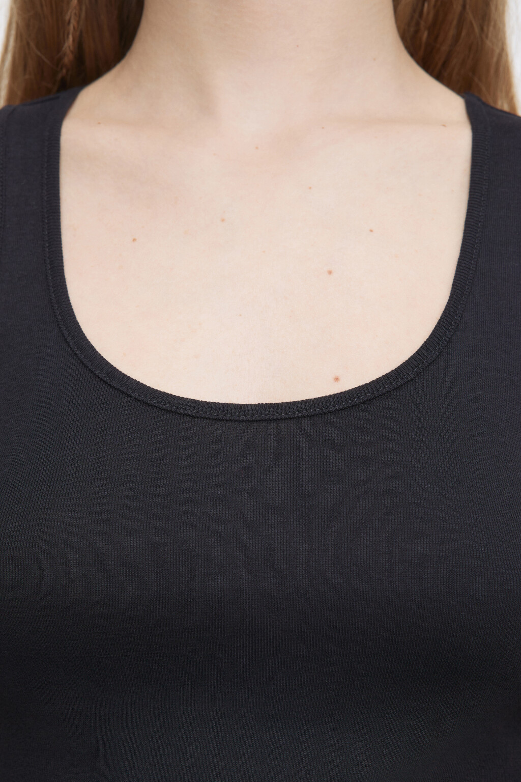 Майка хлопковая на широких бретелях - цвет черный - 6