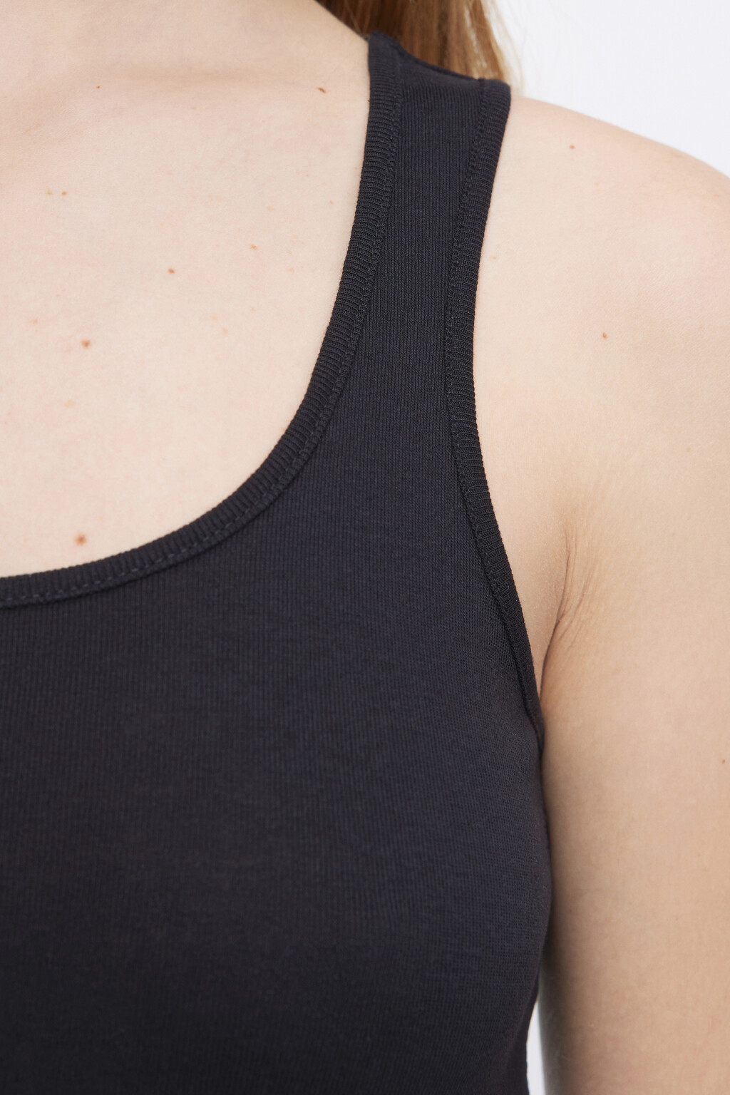 Майка хлопковая на широких бретелях - цвет черный - 7