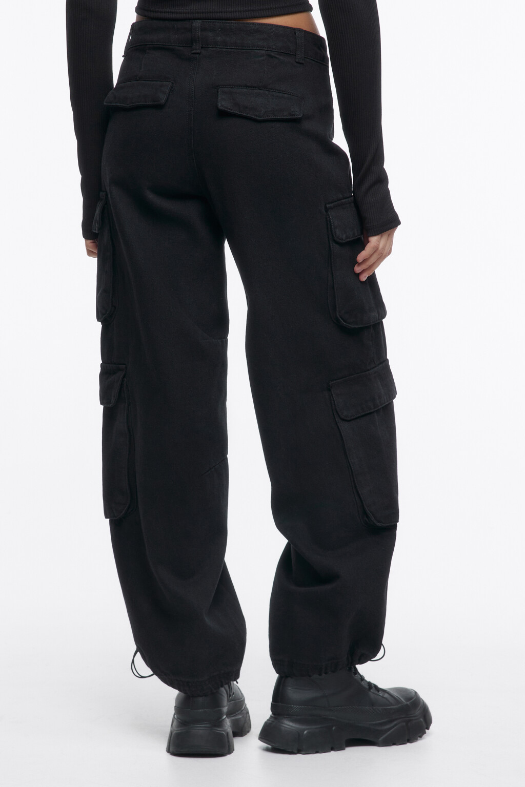 Джинсы широкие с карманами карго - цвет черный - 4