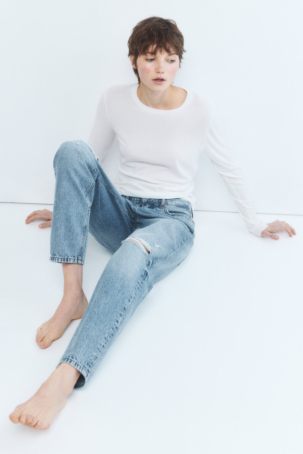 Джинсы mom с рваными коленями - цвет голубой - 2