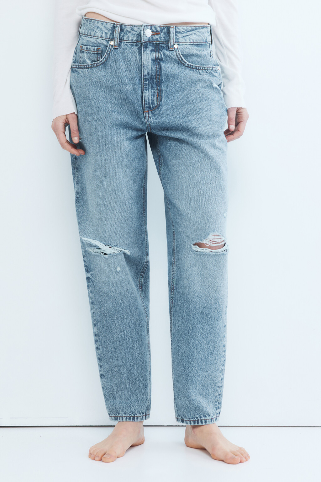 Джинсы mom с рваными коленями - цвет голубой - 3