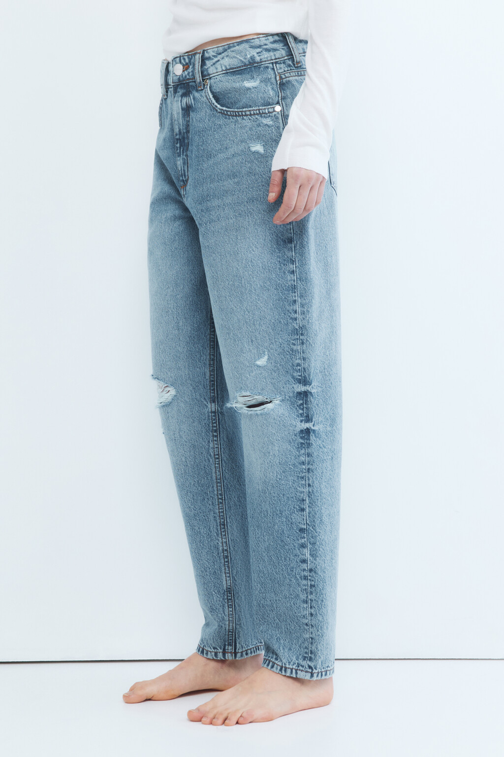 Джинсы mom с рваными коленями - цвет голубой - 4