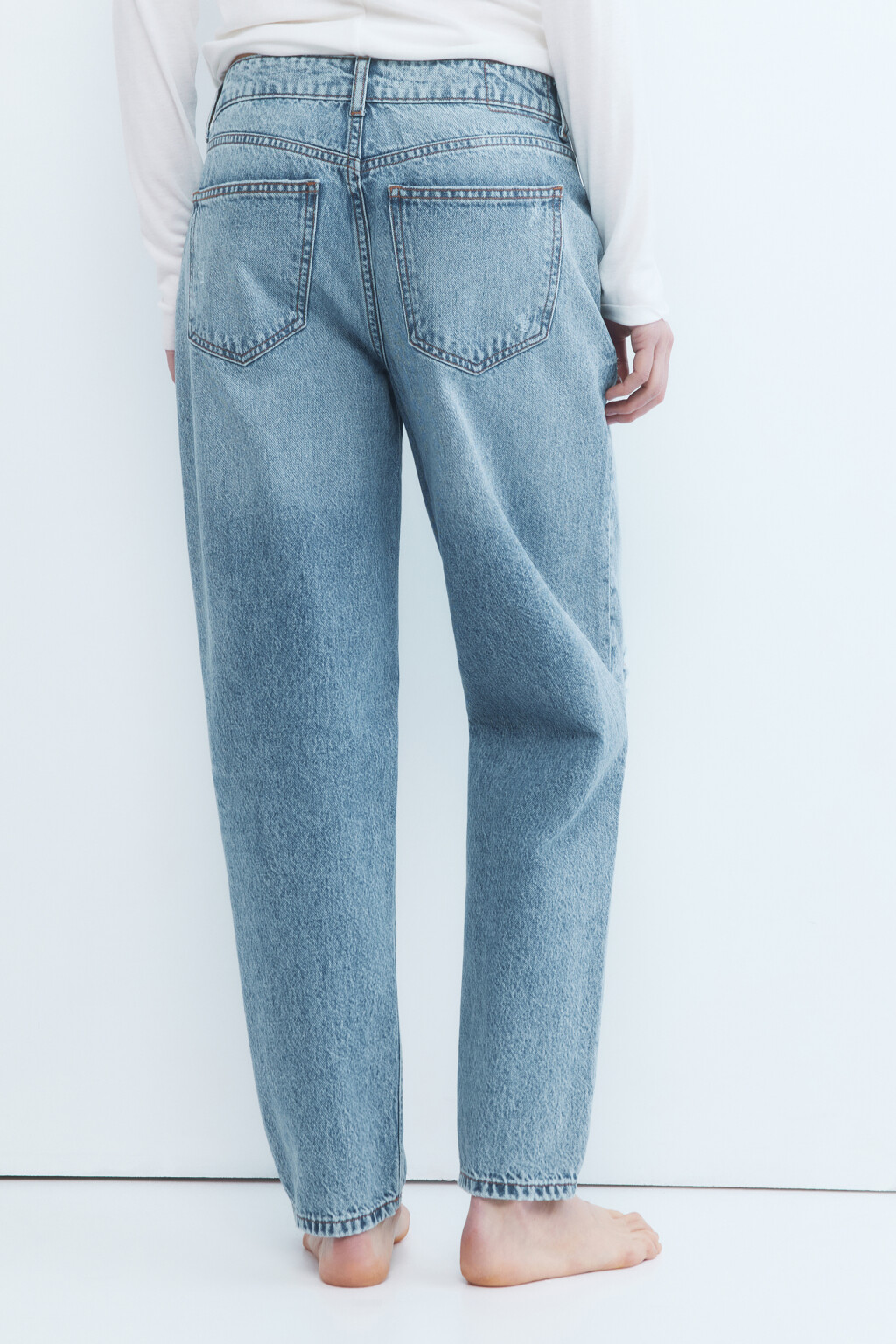 Джинсы mom с рваными коленями - цвет голубой - 5