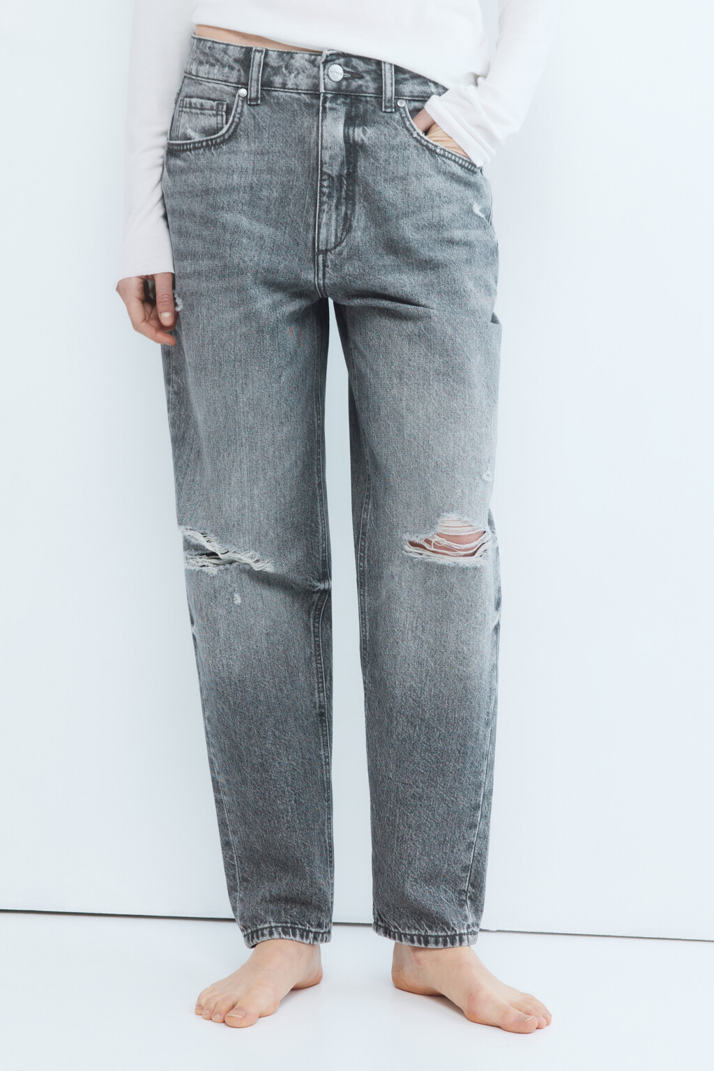 Джинсы mom с рваными коленями - цвет серый - 2